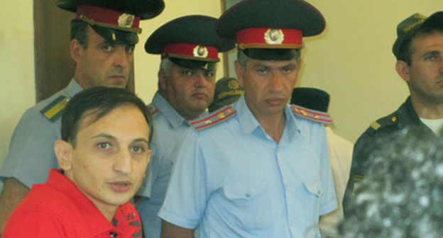 Tigran Arakelyan (to the left). Photo http://ru.aravot.am/2013/08/05/158598/