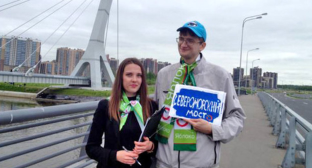 In Saint Petersburg, the activistis of the Youth Yabloko held a picket against renaming a bridge after Kadyrov. May 28, 2016. Photo: Viktor Rezunkov (RFE/RL)