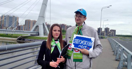In Saint Petersburg, the activistis of the Youth Yabloko held a picket against renaming a bridge after Kadyrov. May 28, 2016. Photo: Viktor Rezunkov (RFE/RL)