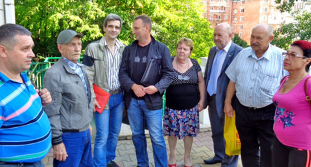Sergey Fetisov (fourth to the left)  with his supporters. Sochi, May 30, 2016. Photo by Svetlana Kravchenko for the "Caucasian Knot"