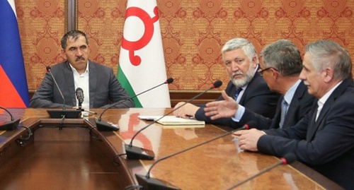 Yunus-Bek Evkurov (to the left) at at a sitting at the administration on the incident in Nazran. June 1, 2016. Photo: Ingushetia.ru