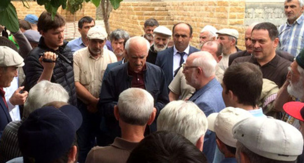 The residents of Dagestan at the meeting with HRC members. May 31, 2016. Photo http://www.president-sovet.ru/presscenter/news/read/3236/