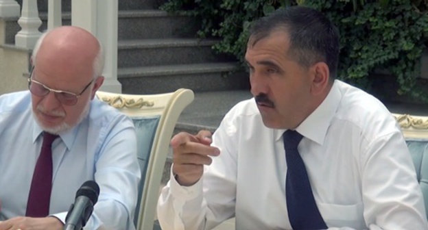 Yunus-Bek Evkurov (to the right) and Mikhail Fedotov, the head of the Human Rights Council at the meeting. May 3, 2016. Screenshot of a video record, Tvrain.ru