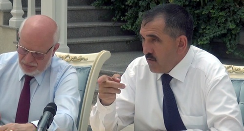 Yunus-Bek Evkurov (to the right) and Mikhail Fedotov, the head of the Human Rights Council at the meeting. May 3, 2016. Screenshot of a video record, Tvrain.ru