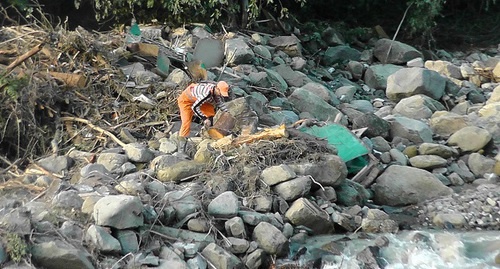 Removing debris after mudflow, village of Alekseevka, Krasnodar Territory. Photo by Anna Gritsevich for the ‘Caucasian Knot’. 