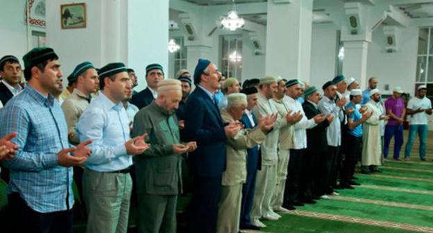 Muslims praying. Photo: http://islamdag.ru/vse-ob-islame/25778