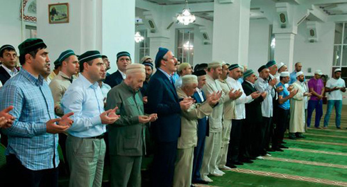 Muslims praying. Photo: http://islamdag.ru/vse-ob-islame/25778 Muslims praying. Photo: http://islamdag.ru/vse-ob-islame/25778