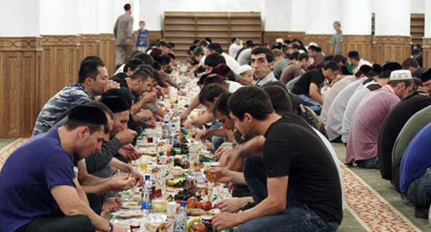 Free feeding for believers in Chechnya. Photo: http://www.ansar.ru/photo/17