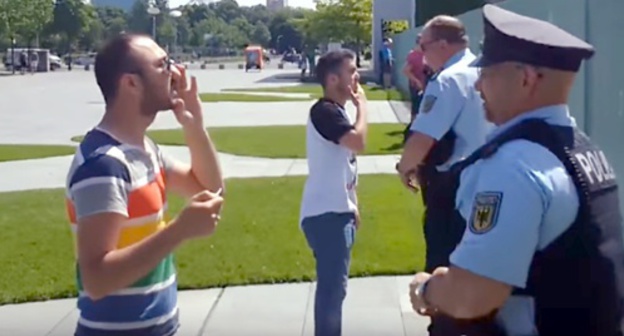 Khabib Munteziri (left) calls on Ilham Aliev to release political prisoners in Azerbaijan, June 7m 2016. Photo: screenshot of YouTube video. 