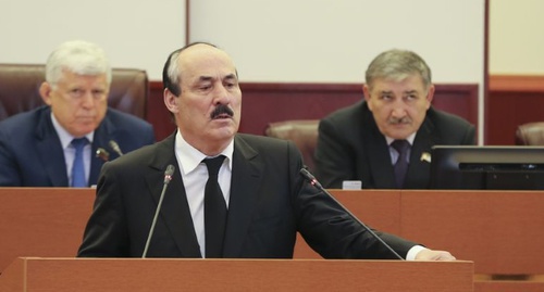 Ramazan Abdulatipov at the final session of Dagestani parliament. Photo: President.e-dag.ru/