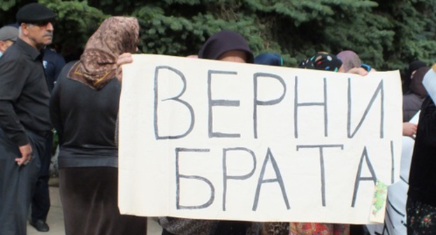Rally participant holding poster, June 11, 2016. Photo by Patimat Makhmudova for the ‘Caucasian Knot’.  