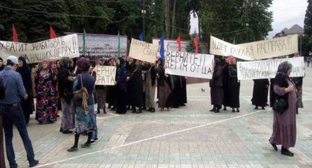 Relatives of Salafi Omar Musaev, kidnapped in Khasavyurt, hold a rally in front of the local ROVD (District Interior Division). Photo: http://chernovik.net