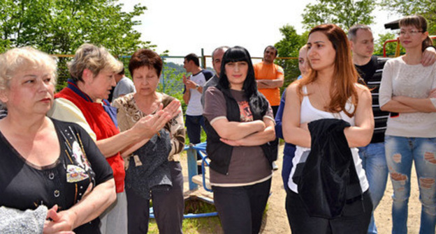 A rally of the residents of Pasechnaya Street against the construction in the landslide risk zone with the participance of the officials and the developer. Sochi, April 24, 2016. Photo by Svetlana Kravchenko for the "Caucasian Knot"
