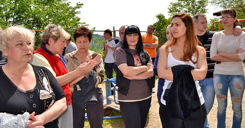 A rally of the residents of Pasechnaya Street against the construction in the landslide risk zone with the participance of the officials and the developer. Sochi, April 24, 2016. Photo by Svetlana Kravchenko for the "Caucasian Knot"