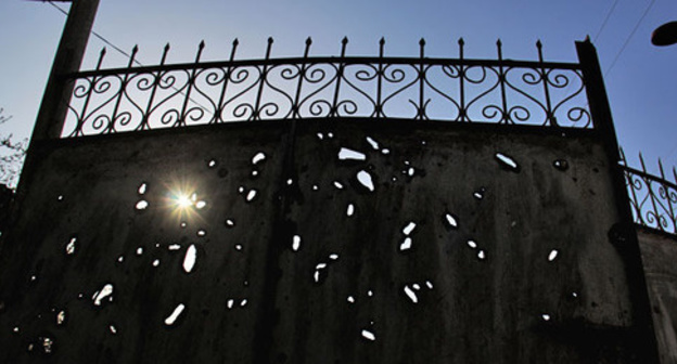 Marks from artillery on a gate of one of the houses in the village of Gapanly. Photo by Famil Makhmudbeyli for the "Caucasian Knot"