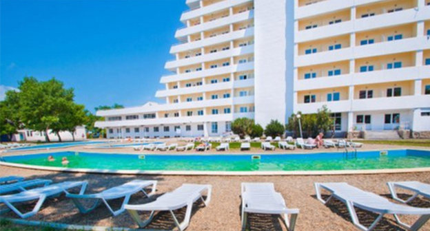 A swimming pool in the territory of a sanatorium "Little Bay". Photo: http://malaya-buhta.ru/pools.html