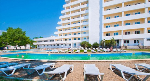 A swimming pool in the territory of a sanatorium "Little Bay". Photo: http://malaya-buhta.ru/pools.html