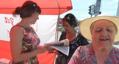 The residents of Volgograd were given CPRF newspapers in the "red tents". June 18, 2016. Photo by Tatyana Filimonova for the "Caucasian Knot"