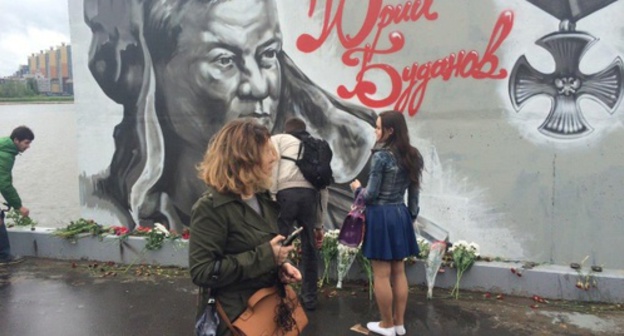 Participants of the action of laying flowers to the portrait of Colonel Yuri Budanov, Saint Petersburg, June 19, 2016. Photo: Vk.com/gragdanskoe_obshestvo