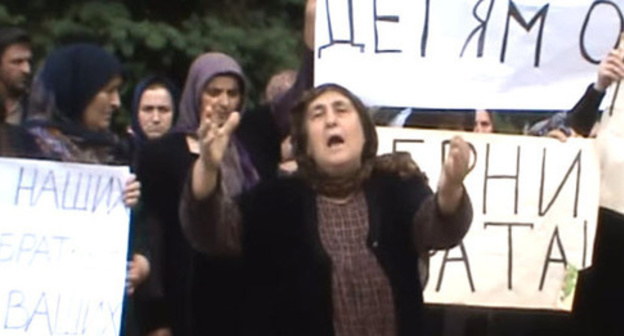 Relatives of Suleimanov and Musaev hold rally in Makhachkala, June 11, 2016. Screenshot of the ‘Caucasian Knot’ video. ‘