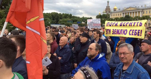 Rally against naming bridge after Kadyrov, Saint Petersburg, June 6, 2016. Photo: Tatyana Voltskaya (RFE/RL)
