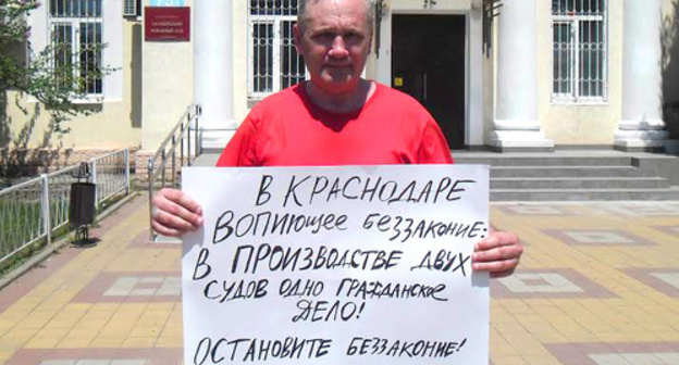 Sergey Ryabchikov holds picket at the Oktyabrsky Regional Court. Photo is provided by Sergey Ryabchikov.