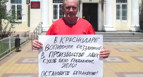 Sergey Ryabchikov holds picket at the Oktyabrsky Regional Court. Photo is provided by Sergey Ryabchikov.