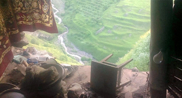 The collapsed house in the village of Sachada of the Charoda District of Dagestan. Photo: http://www.riadagestan.ru/news/disasters_and_catastrophes/chastnyy_dom_rukhnul_v_charodinskom_rayone_pogibla_zhenshchina_/
