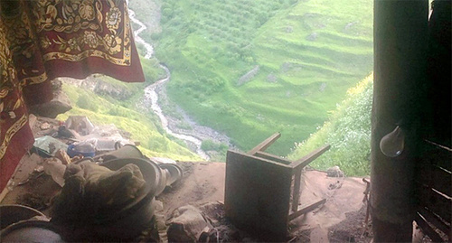 The collapsed house in the village of Sachada of the Charoda District of Dagestan. Photo: http://www.riadagestan.ru/news/disasters_and_catastrophes/chastnyy_dom_rukhnul_v_charodinskom_rayone_pogibla_zhenshchina_/
