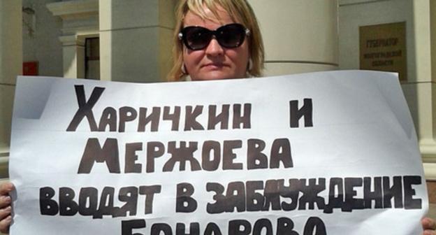 Nadezhda Kireeva in a picket in front of the administration of the Volgograd Region. June 27, 2016. Photo by Tatyana Filimonova for the "Caucasian Knot"