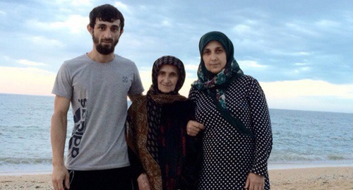 Ramazan Rashidov (to the left) at the beach. Photo from his personal page in the social media "VKontakte", Vk.com/id145609315 