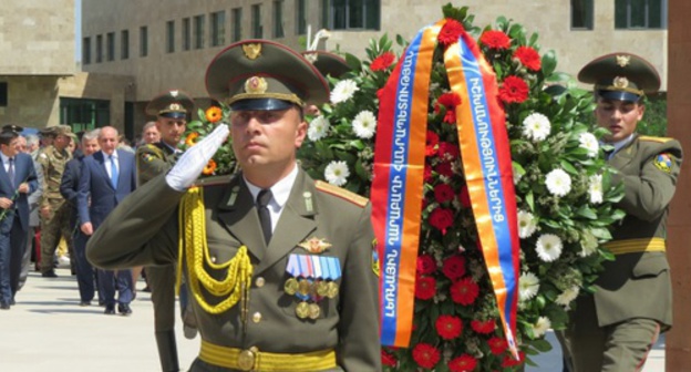 Laying flowers at the Memorial complex to the monument to victims of the Karabakh war. Stepanakert, June 29, 2016. Photo by Alvard Grigoryan for the "Caucasian Knot"