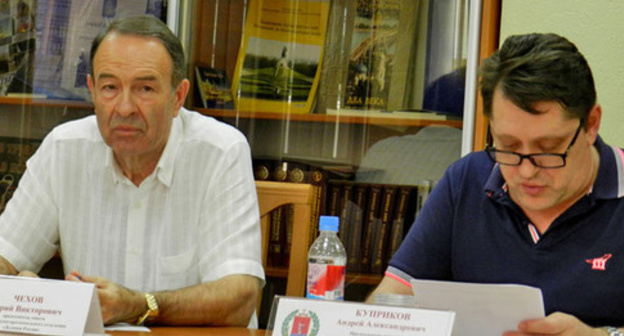 Yuri Chekhov, a leader of the regional branch of "Delovaya Rossiya", and Andrei Kuprikov, a member of the Public Chamber of the Volgograd Region (to the right). Volgograd, June 29, 2016. Photo by Tatyana Filimonova for the "Caucasian Knot"
