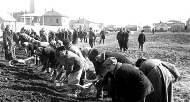 Repressed persons performing hard physical work in 1943-1944. Photo http://www.riakchr.ru/ko-dnyu-deportatsii-karachaevskogo-naroda-shkolnikov-urupskogo-rajona-poznakomili-s-istoriej-repressirovannykh-narodov/