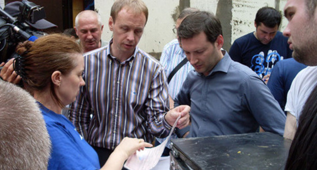The residents of the houses in Bratsky lane 19 talk to the administration of Leninsky Disctrict. Rostov-on-Don, July 1, 2016. Photo by Valery Lyugaev for the