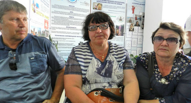 Vasily Degtyarev, the head of the village of Loznoe, with his wife and Anna Arefkina, Director of the House of Culture of the village of Loznoe (to the right). Photo by Tatyana Filimonova for the "Caucasian Knot"