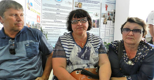 Vasily Degtyarev, the head of the village of Loznoe, with his wife and Anna Arefkina, Director of the House of Culture of the village of Loznoe (to the right). Photo by Tatyana Filimonova for the "Caucasian Knot"
