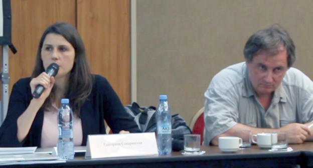 The participants of the roundtable Yekaterina Sokiryanskaya and Alexander Cherkasov. Screenshot of a video of the roundtable, YouTube.com