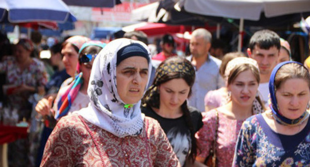 Grozny residents at Berkat market on the eve of Eid al-Fitr. Photo by Magomed Magomedov for the ‘Caucasian Knot’. 