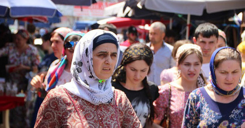 Grozny residents at Berkat market on the eve of Eid al-Fitr. Photo by Magomed Magomedov for the ‘Caucasian Knot’. 
