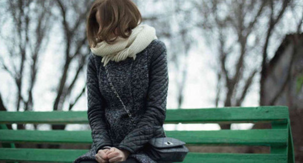 A girl sitting on a bench. Photo: Balzhan Baltasheva (RFE/RL)