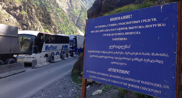 An information stand on the checkpoint "Verkhny Lars". Photo by Akhmed Aldebirov for the "Caucasian Knot"