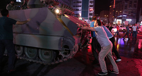 Clashes in the streets in Turkey, 15.07.2016. Photo from Twitter Al Jazeera Türk, twitter.com/AJTurk/status/754081777514414080/photo/1