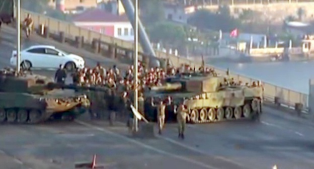 The detention of the soldiers who took sides with the organizers of the armed coup. Screenshot of a video by the Daily Sabah agency, YouTube.com