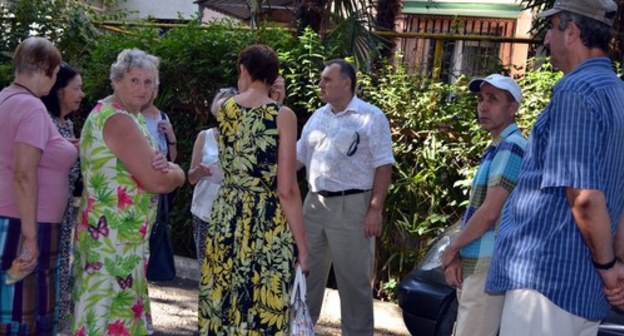 Meeting of residents of Gagarinsky District in Sochi, July 15, 2016. Photo by Svetlana Kravchenko for the ‘Caucasian Knot’. 