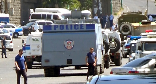 Police vehicles nearing  seized building, Yerevan, July 17, 2016. Photo: screenshot of video record made by the ‘Caucasian Knot’ correspondent Tigran Petrosyan. 
