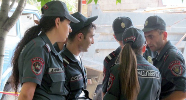 Police officers near the building seized by oppositionists. Photo by Tigran Petrosyan for the ‘Caucasian Knot’. 