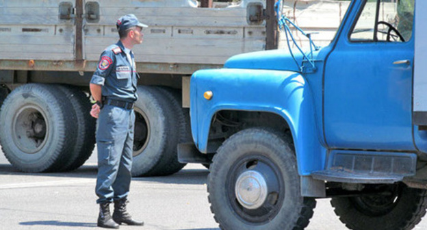 Policeman, Yerevan, July 17, 2016. Photo by Tigran Petrosyan for the ‘Caucasian Knot’. 