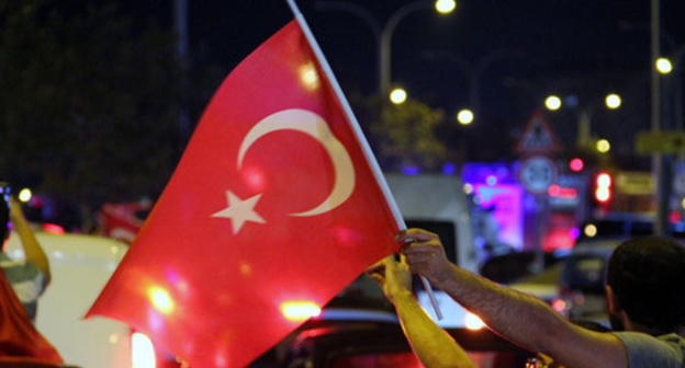 Flag of Turkey in the hands of participants of the action in support of Erdogan, Istanbul, July 17, 2016. Photo by Magomed Tuayev for the ‘Caucasian Knot’. 