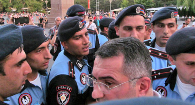 Policemen, Yerevan, July 17, 2016. Photo by Tigran Petrosyan for the ‘Caucasian Knot’. 